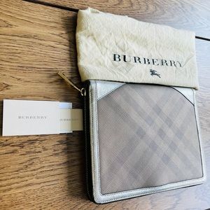 BURBERRY
Case